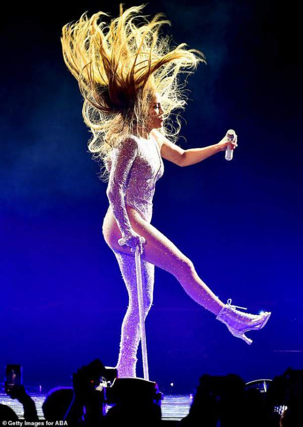 Jennifer Lopez khoe dáng rực lửa trên sân khấu 2