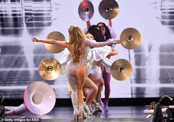 Jennifer Lopez khoe dáng rực lửa trên sân khấu 10