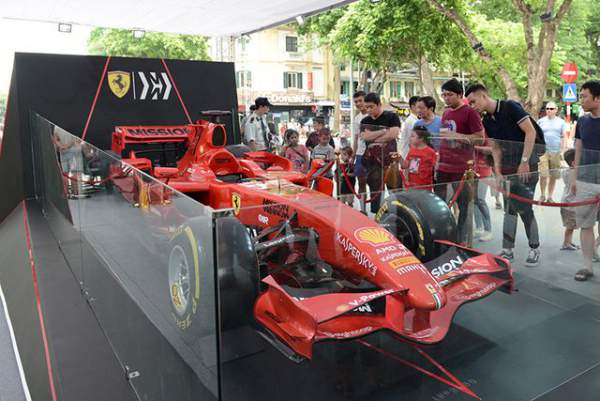 Chiêm ngưỡng siêu xe F1 Ferrari ngay tại Hồ Gươm 5