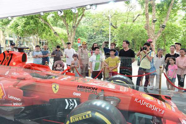 Chiêm ngưỡng siêu xe F1 Ferrari ngay tại Hồ Gươm 4