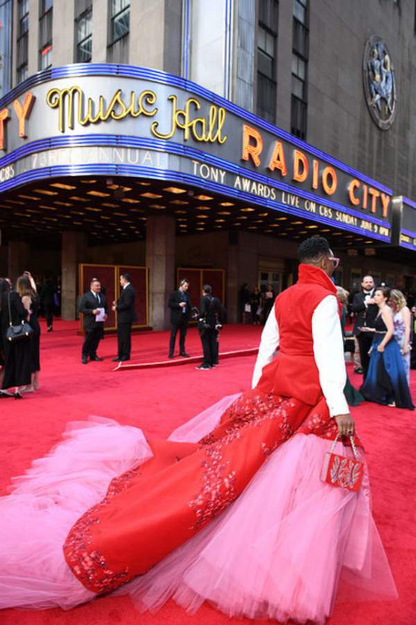 Nam diễn viên Billy Porter nổi bật với váy hồng trong sự kiện 5