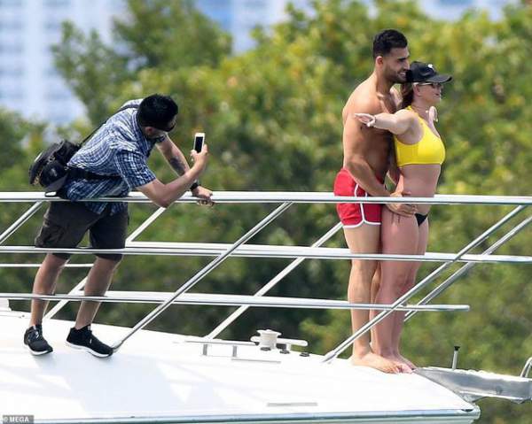 Britney và bồ trẻ tái hiện khoảnh khắc Titanic 2