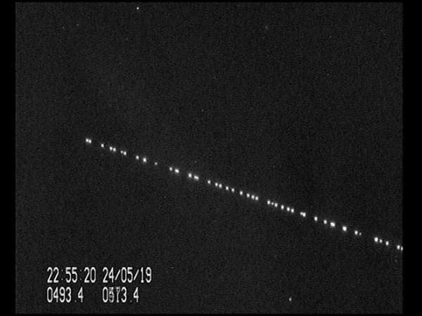 Giới thiên văn học lo lắng: Dàn vệ tinh của SpaceX có thể làm hỏng cả bầu trời đêm 2