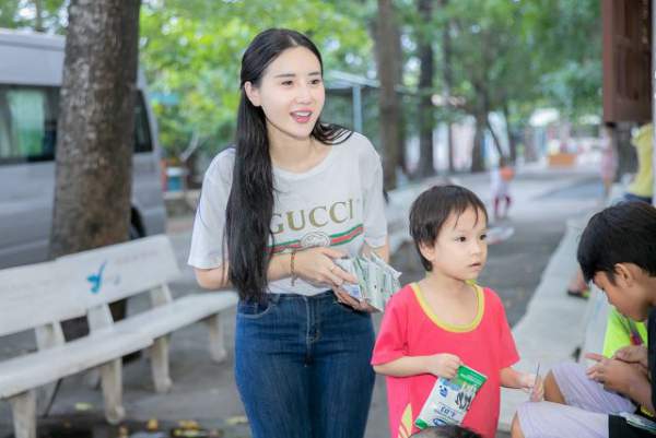 Quỳnh Anh cùng top 5 Hoa Hậu giản dị thăm các em nhỏ tại chùa Diêu Pháp 3