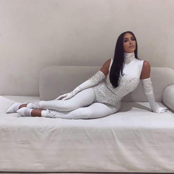 Kim Kardashian trẻ trung với tóc ngắn 7
