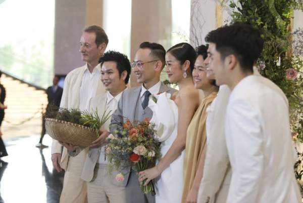 Dàn BTV VTV cùng Tuấn Hưng, Lê Hiếu, Khắc Việt chúc mừng đám cưới Phí Linh 8