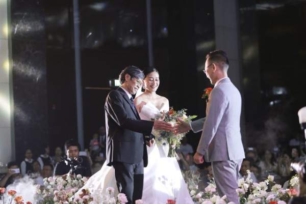 Dàn BTV VTV cùng Tuấn Hưng, Lê Hiếu, Khắc Việt chúc mừng đám cưới Phí Linh 4
