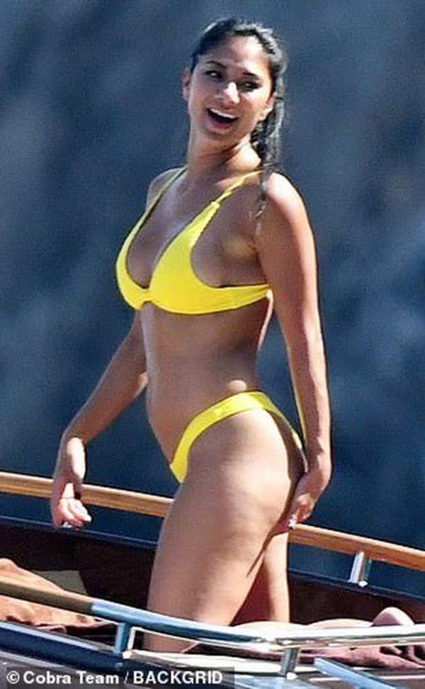 Nicole Scherzinger bốc lửa với bikini vàng 6