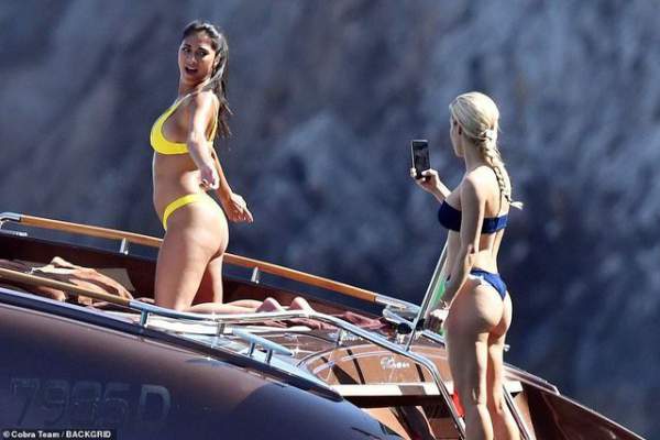 Nicole Scherzinger bốc lửa với bikini vàng 8
