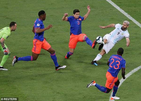 Argentina 0-2 Colombia: Nỗi thất vọng của Messi 6