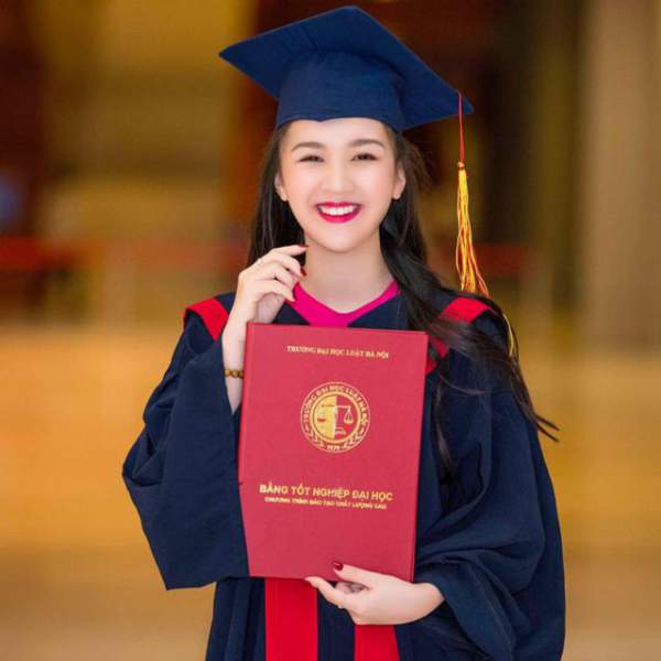 Vừa học đại học vừa mang bầu, Hoa khôi Tràng An vẫn tốt nghiệp loại giỏi 4
