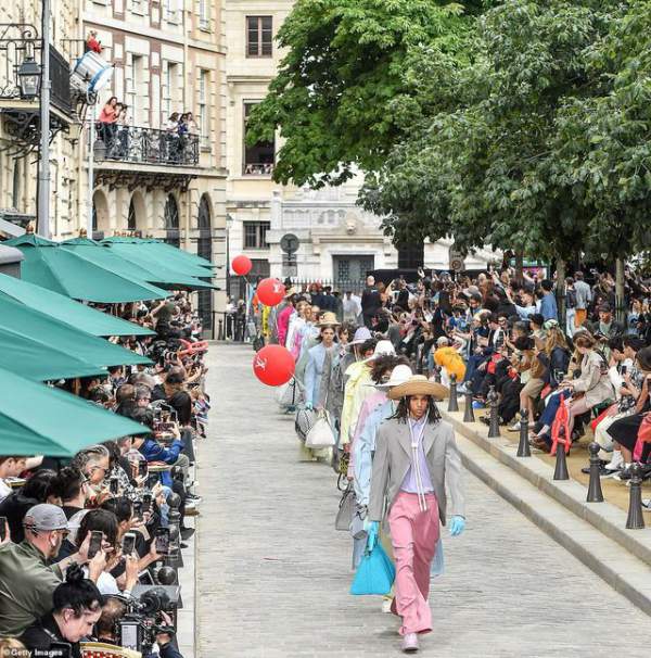 Gigi Hadid sành điệu xuất hiện tại Paris 10
