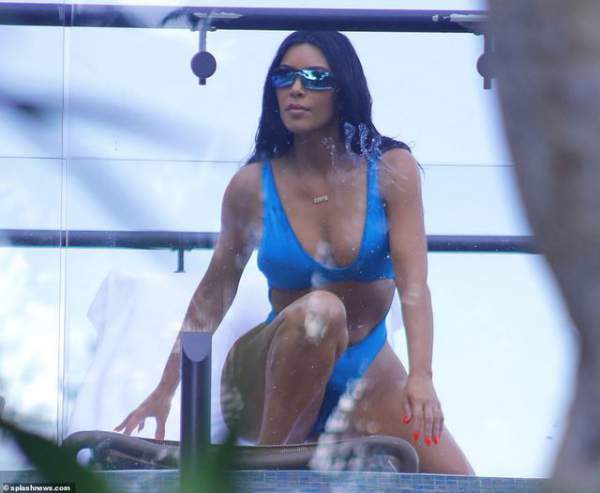 Kim Kardashian bốc lửa với bikini xanh 5