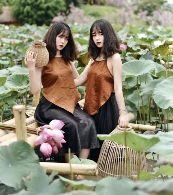 Cặp chị em sinh đôi ở Yên Bái quyến rũ trong bộ ảnh sen 8