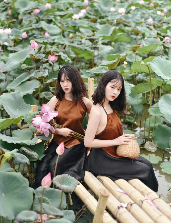 Cặp chị em sinh đôi ở Yên Bái quyến rũ trong bộ ảnh sen 4