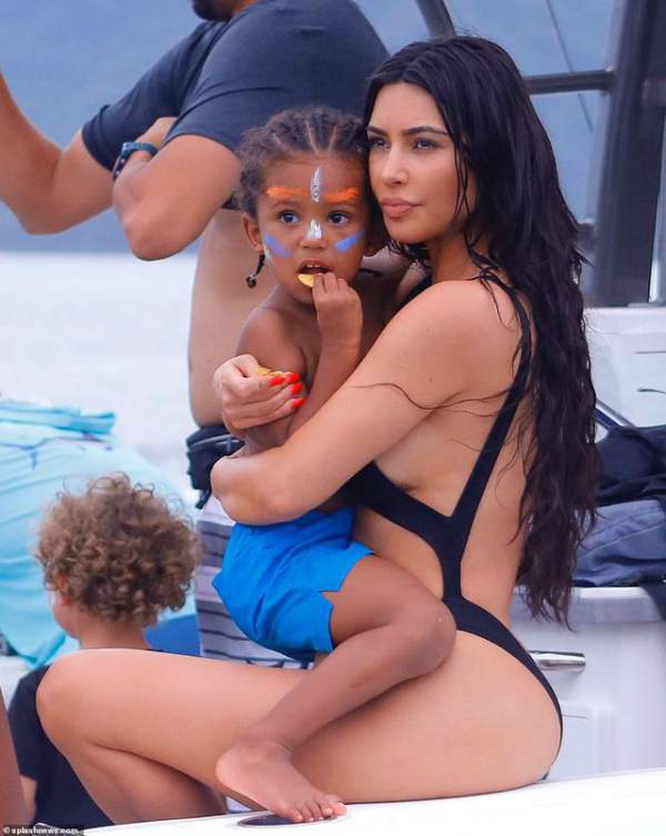 Kim Kardashian gợi cảm trên biển 2