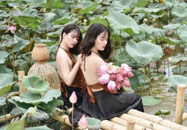 Cặp chị em sinh đôi ở Yên Bái quyến rũ trong bộ ảnh sen 5