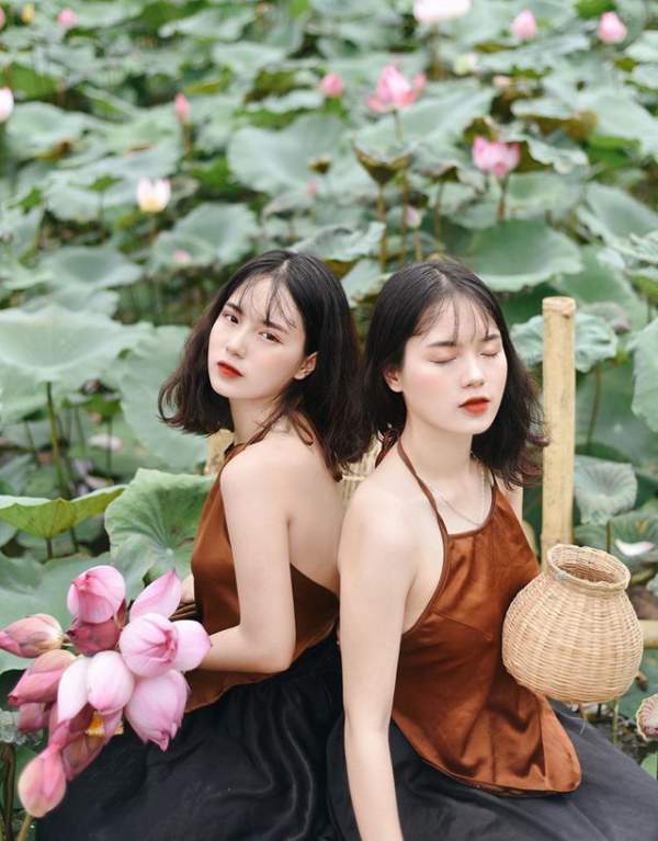 Cặp chị em sinh đôi ở Yên Bái quyến rũ trong bộ ảnh sen 9