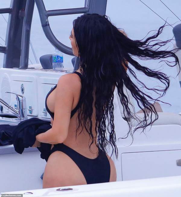 Kim Kardashian gợi cảm trên biển 4