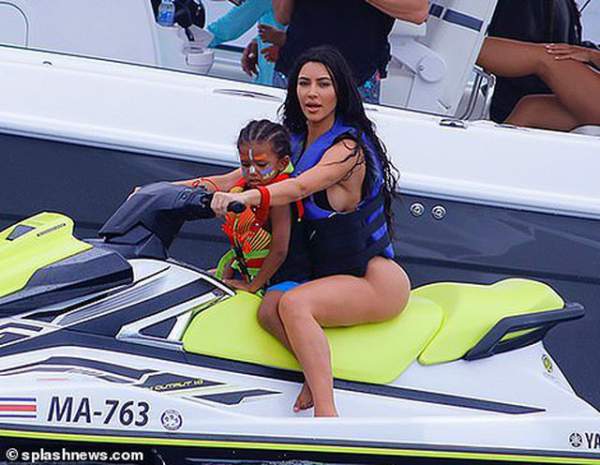 Kim Kardashian gợi cảm trên biển 8