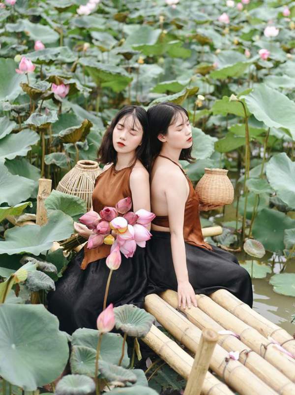 Cặp chị em sinh đôi ở Yên Bái quyến rũ trong bộ ảnh sen 2
