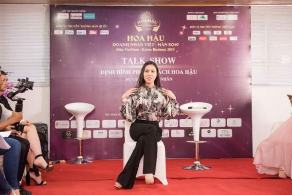 Hoa hậu Hà Nội - Trúc Vũ gây chú ý trên sân khấu Việt – Hàn 3