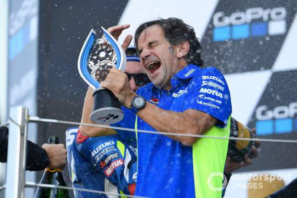 Chặng 12 MotoGP 2019: Rins thắng Marquez đầy cảm xúc ở góc cua cuối cùng 12