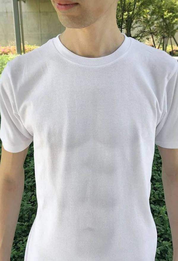 Công ty Nhật Bản phát minh ra loại áo phông đánh lừa thị giác, mặc lên là có body 6 múi 2
