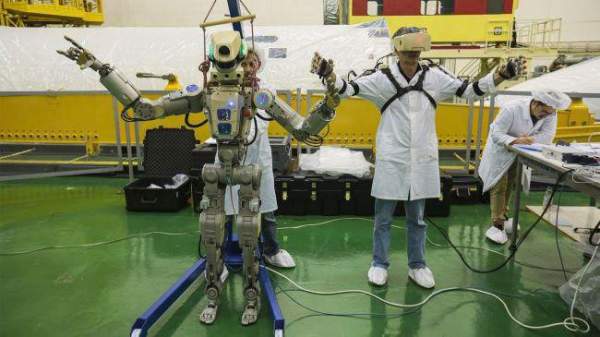 Phi hành gia robot đầu tiên vừa lái tàu không gian đến trạm ISS 2