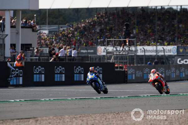 Chặng 12 MotoGP 2019: Rins thắng Marquez đầy cảm xúc ở góc cua cuối cùng 7