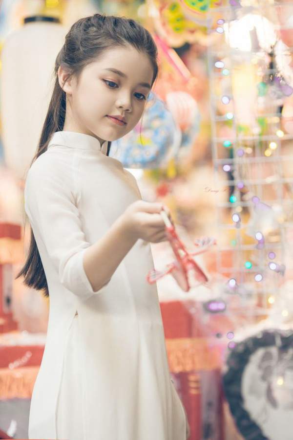 Bé gái 8 tuổi xinh như thiên thần dạo phố mùa Trung thu 5