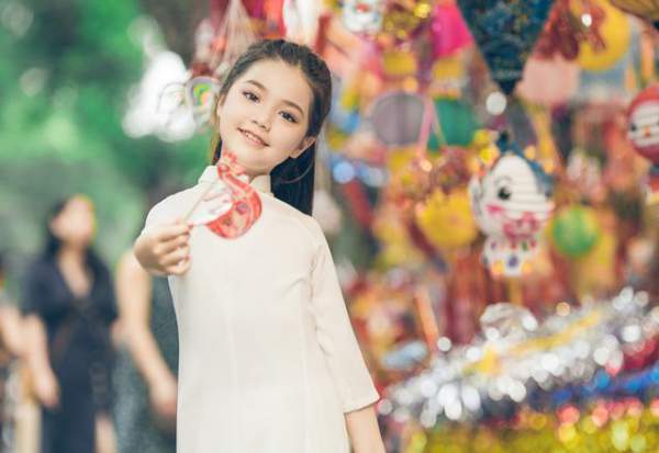 Bé gái 8 tuổi xinh như thiên thần dạo phố mùa Trung thu 9