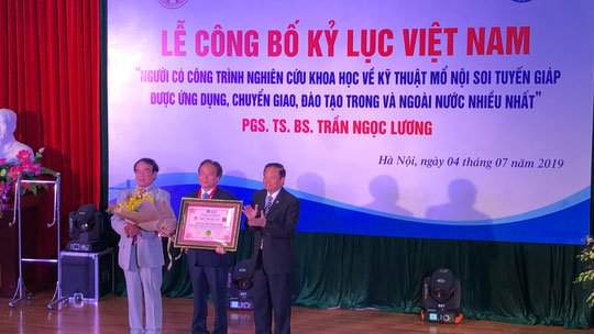 Bác sĩ có phương pháp mổ mang tên mình "Dr Lương" nhận chứng nhận kỷ lục Việt Nam 2