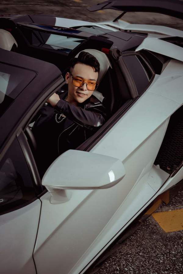 Rapper Ashi khoe vẻ phong trần lãng tử bên “siêu bò tót” Lamborghini 3