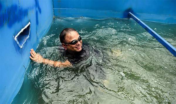 Người Hà Nội ngỡ ngàng khi chuyên gia Nhật Bản tắm trên sông Tô Lịch 9