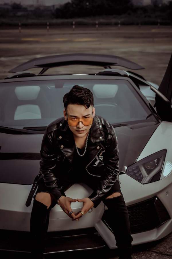Rapper Ashi khoe vẻ phong trần lãng tử bên “siêu bò tót” Lamborghini 4