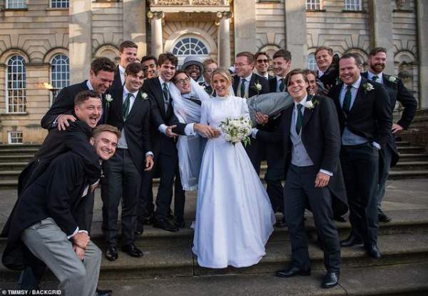 Ellie Goulding thay 4 chiếc váy trong ngày cưới 19