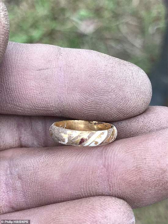Anh: Tìm thấy chiếc nhẫn vàng 500 năm tuổi của Shakespeare? 2