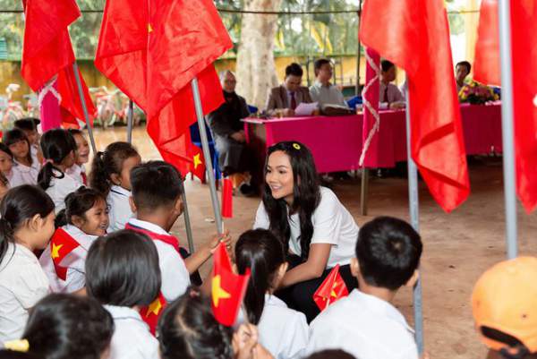 Hoa hậu H’hen Niê đi xe máy về trường cấp 1 tham dự lễ khai giảng 4