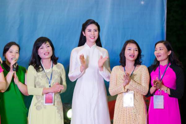 Hoa hậu Ngọc Hân hội ngộ MC Thành Trung, Quỳnh Chi khi về thăm trường cũ 6