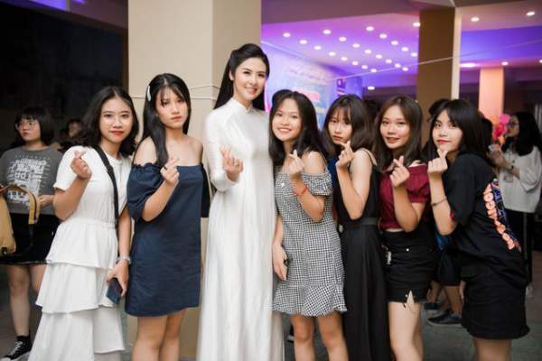Hoa hậu Ngọc Hân hội ngộ MC Thành Trung, Quỳnh Chi khi về thăm trường cũ 11