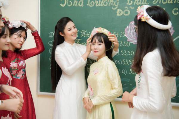 Hoa hậu Ngọc Hân hội ngộ MC Thành Trung, Quỳnh Chi khi về thăm trường cũ 13