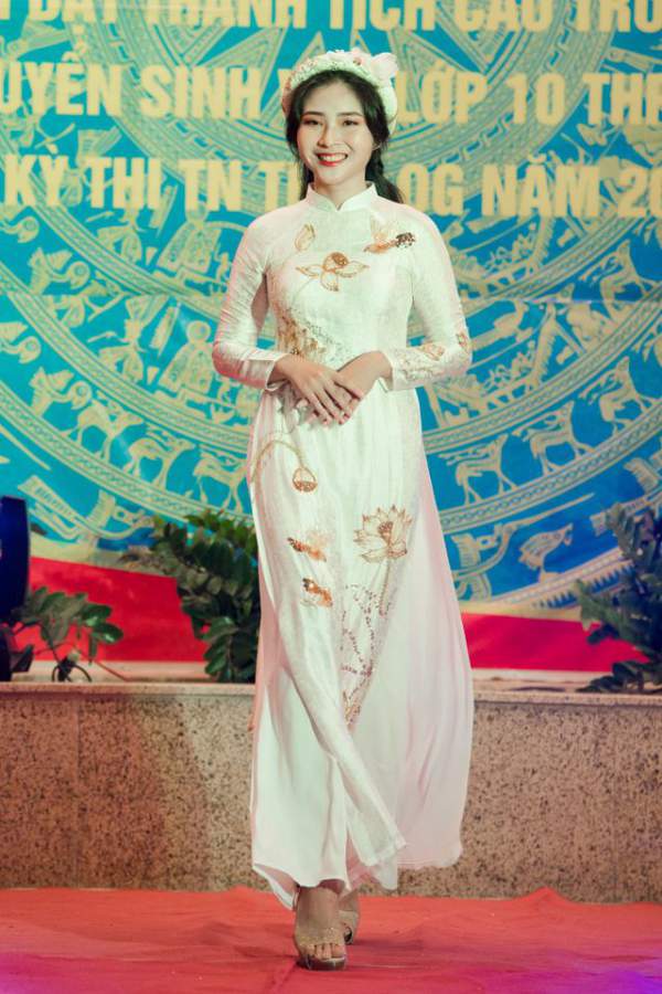 Hoa hậu Ngọc Hân hội ngộ MC Thành Trung, Quỳnh Chi khi về thăm trường cũ 8