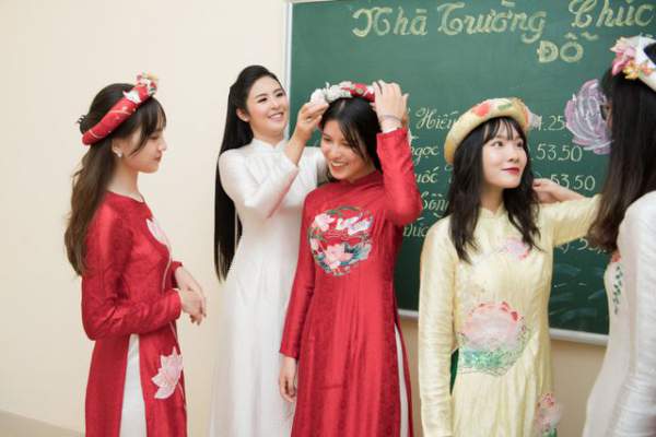 Hoa hậu Ngọc Hân hội ngộ MC Thành Trung, Quỳnh Chi khi về thăm trường cũ 12