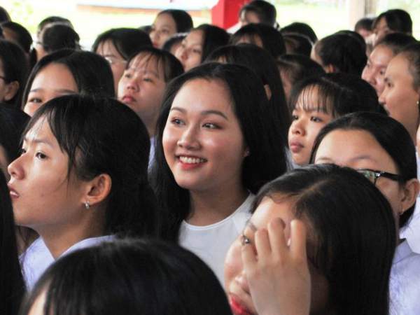 Nét đẹp trong veo của nữ sinh ngôi trường đón chào Chủ tịch quốc hội ngày khai giảng 6