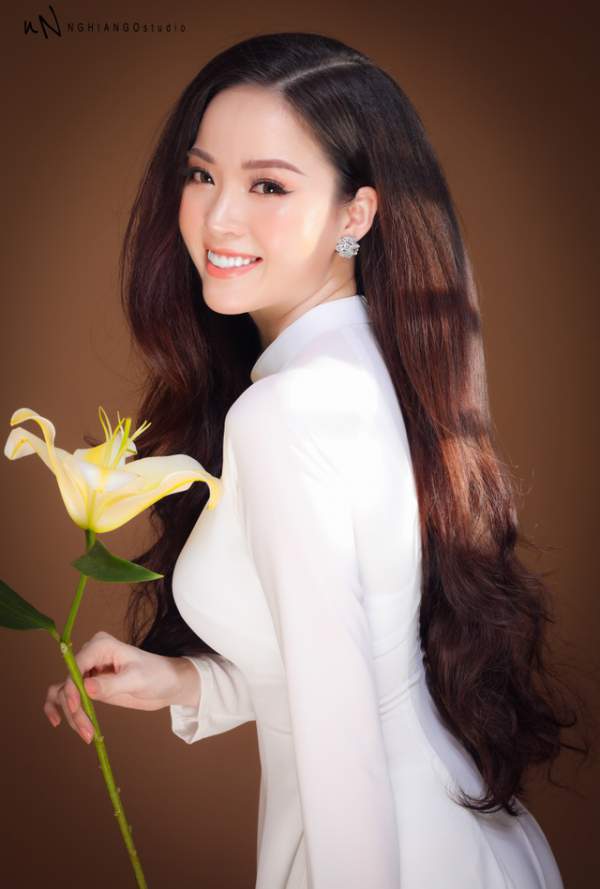Hoa khôi Vũ Thanh Tú khoe nét duyên dáng trong tà áo trắng 11