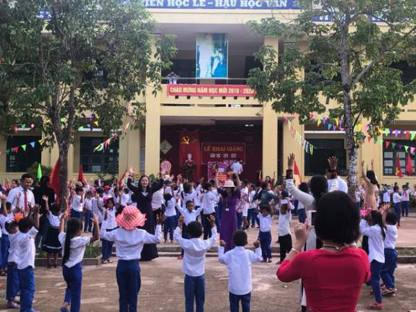 Ngày khai trường nhiều ý nghĩa của học sinh miền núi Quảng Trị 3