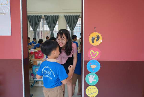 Đáng yêu với màn chào hỏi mỗi sáng đến trường của cô trò tiểu học Sài Gòn 3