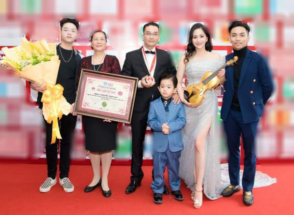 Khánh Thi tiết lộ anh trai nhận kỷ lục Việt Nam về chế tác violin bằng sứ 3