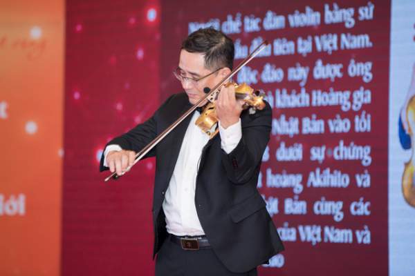 Khánh Thi tiết lộ anh trai nhận kỷ lục Việt Nam về chế tác violin bằng sứ 5